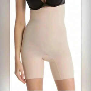 NWOT SPANX Higher Power Short -  S